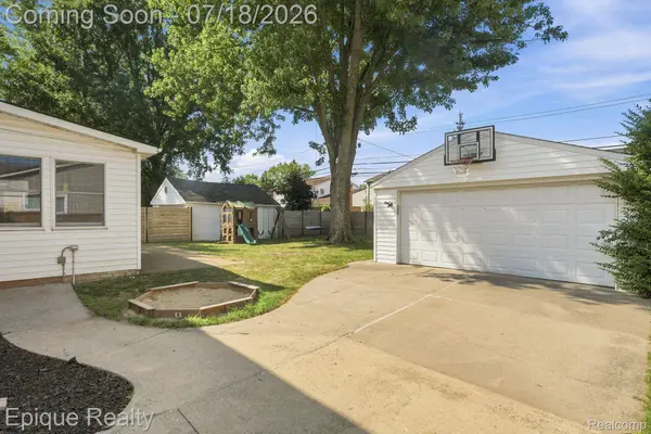 1206 Hawthorne RD, Grosse Pointe Woods, MI 48236