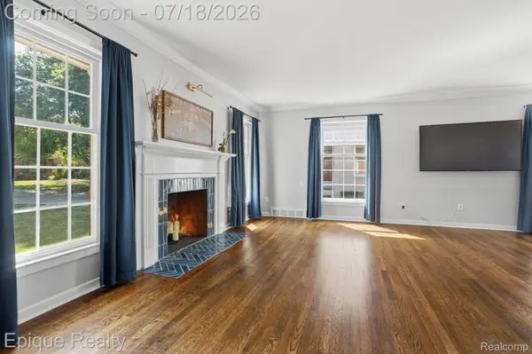 1206 Hawthorne RD, Grosse Pointe Woods, MI 48236