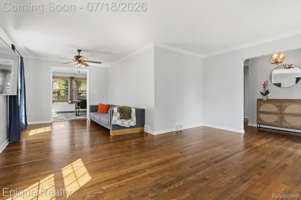 1206 Hawthorne RD, Grosse Pointe Woods, MI 48236
