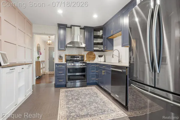 1206 Hawthorne RD, Grosse Pointe Woods, MI 48236