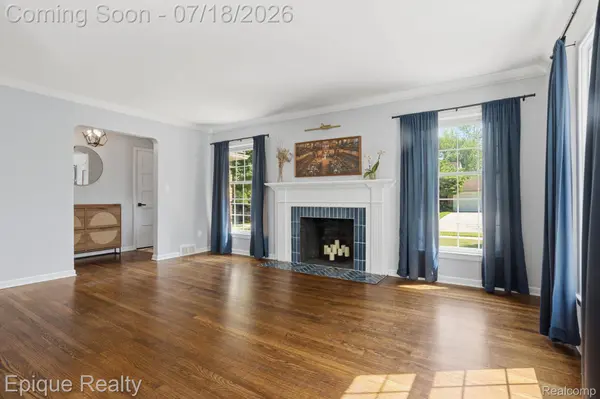 1206 Hawthorne RD, Grosse Pointe Woods, MI 48236