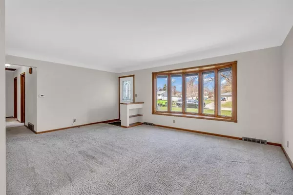 330 Charlotte AVE, Robins, IA 52328