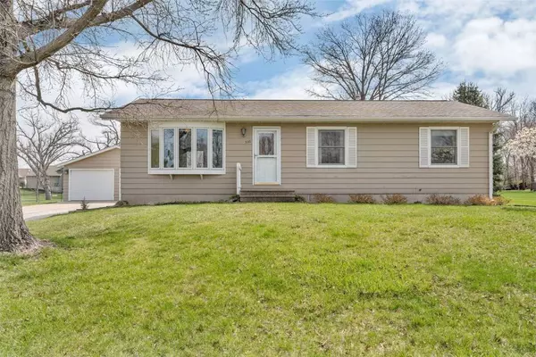 330 Charlotte AVE, Robins, IA 52328