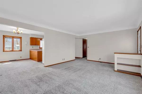 330 Charlotte AVE, Robins, IA 52328