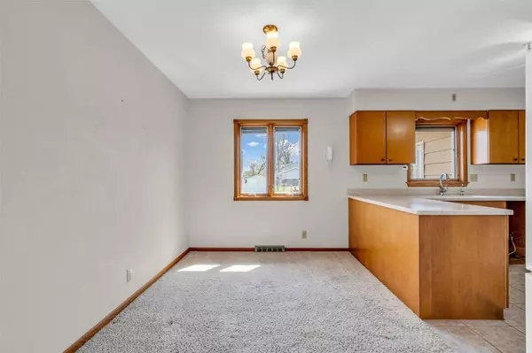 330 Charlotte AVE, Robins, IA 52328