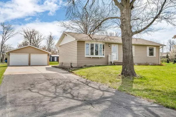 330 Charlotte AVE, Robins, IA 52328