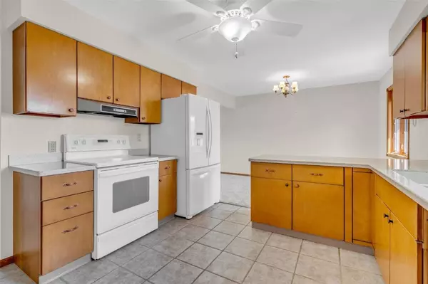 330 Charlotte AVE, Robins, IA 52328