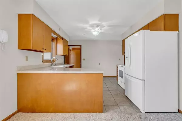 330 Charlotte AVE, Robins, IA 52328