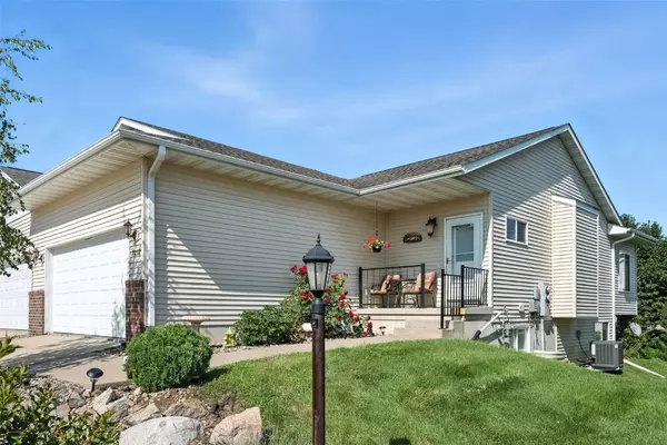 7032 Waterview DR SW, Cedar Rapids, IA 52404