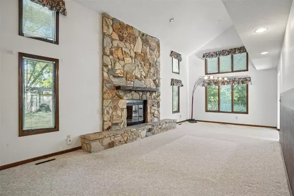 6040 Purple DR NE, Cedar Rapids, IA 52402