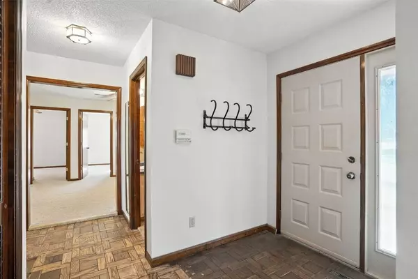 6040 Purple DR NE, Cedar Rapids, IA 52402