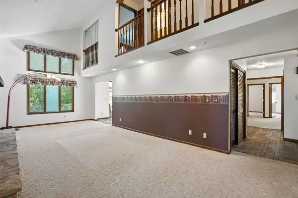 6040 Purple DR NE, Cedar Rapids, IA 52402