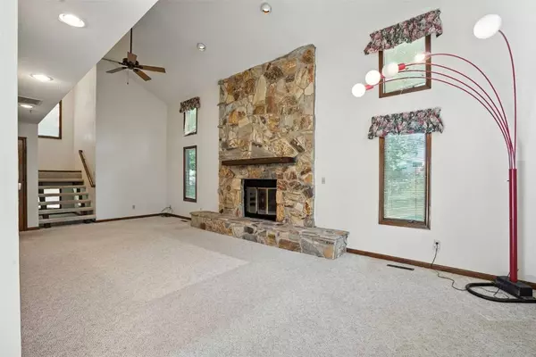 6040 Purple DR NE, Cedar Rapids, IA 52402