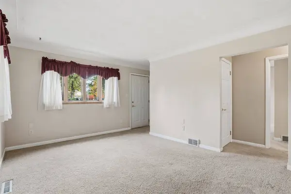 165 Timber LN, Robins, IA 52328