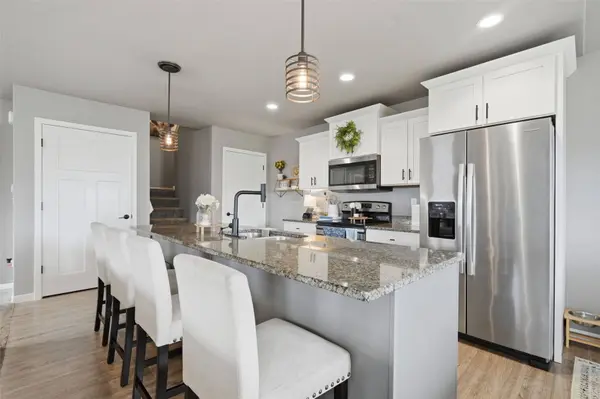1418 Cardinal DR, Fairfax, IA 52228