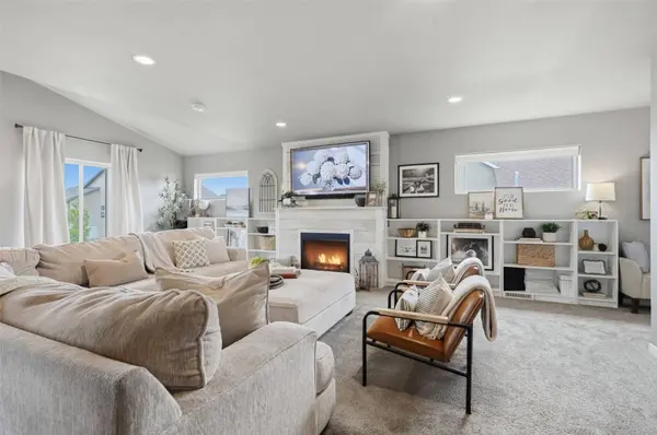 1418 Cardinal DR, Fairfax, IA 52228