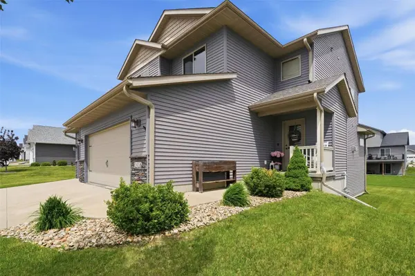 1418 Cardinal DR, Fairfax, IA 52228
