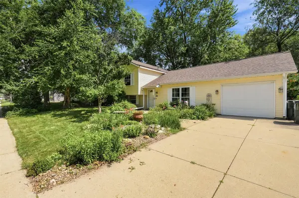 3911 Blue Mound DR NE, Cedar Rapids, IA 52402