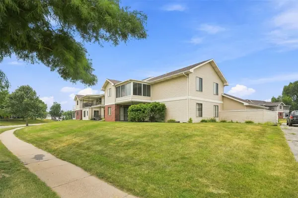 860 Edward CT SE #105, Cedar Rapids, IA 52403
