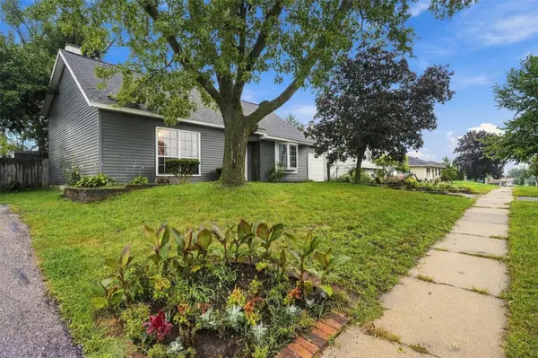 3720 Blue Mound DR NE, Cedar Rapids, IA 52402
