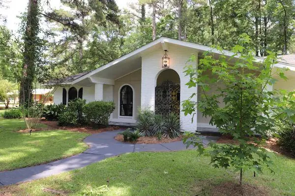 Explore Columbia MS homes for sale like 1704 Ridgewood Dr with Melissa Minuti of Epique Realty. Renovated, spacious, and move-in ready