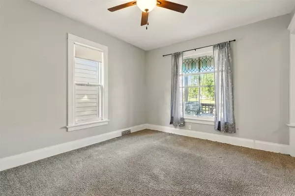 216 15th ST NE, Cedar Rapids, IA 52402