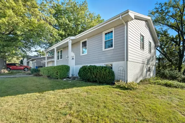 1733 Hillside DR NW, Cedar Rapids, IA 52405