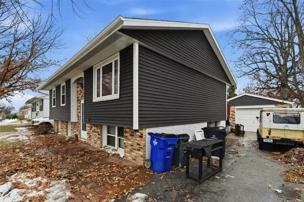 6807 Kingswood LN NE, Cedar Rapids, IA 52402