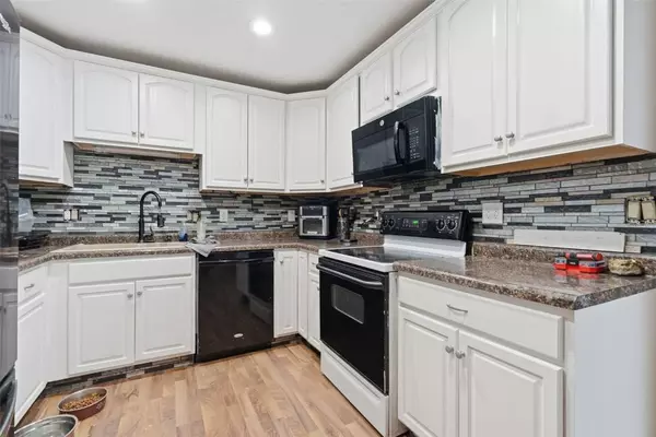 6807 Kingswood LN NE, Cedar Rapids, IA 52402