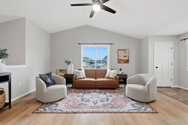 808 Crescent View DR, Cedar Rapids, IA 52402
