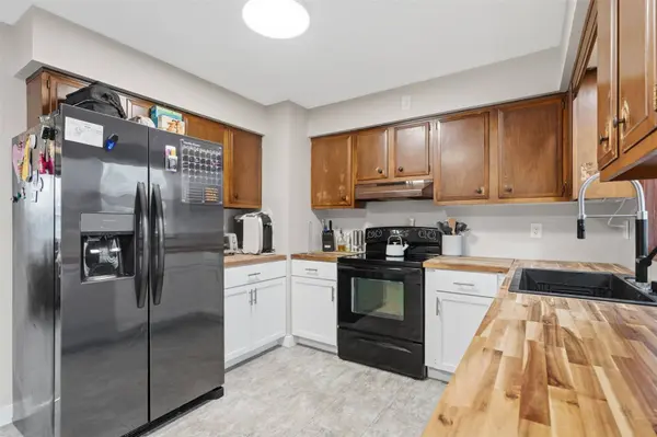 1063 Eisenhower RD, Hiawatha, IA 52233