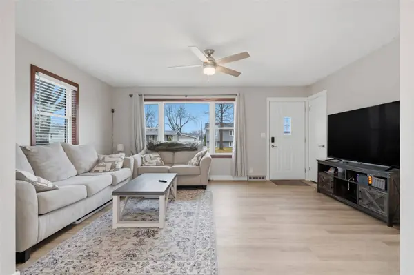 1063 Eisenhower RD, Hiawatha, IA 52233