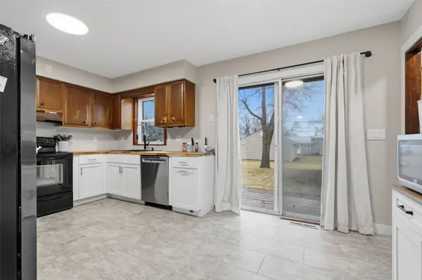 1063 Eisenhower RD, Hiawatha, IA 52233