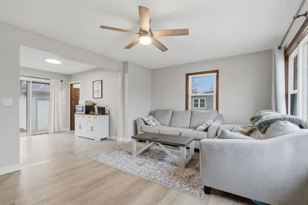 1063 Eisenhower RD, Hiawatha, IA 52233