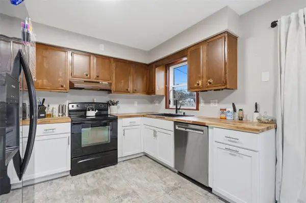 1063 Eisenhower RD, Hiawatha, IA 52233