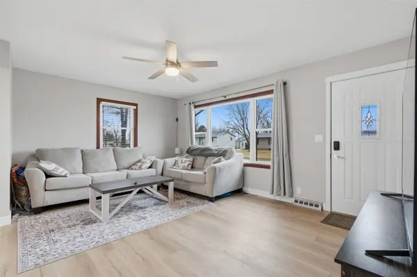 1063 Eisenhower RD, Hiawatha, IA 52233