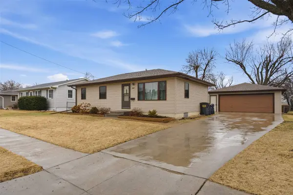 1063 Eisenhower RD, Hiawatha, IA 52233