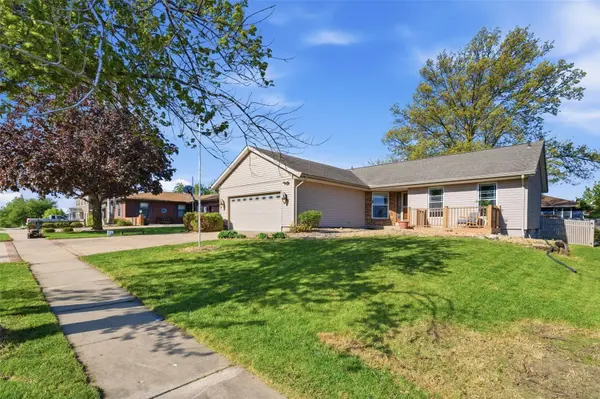 210 Stone Hedge DR NW, Cedar Rapids, IA 52405