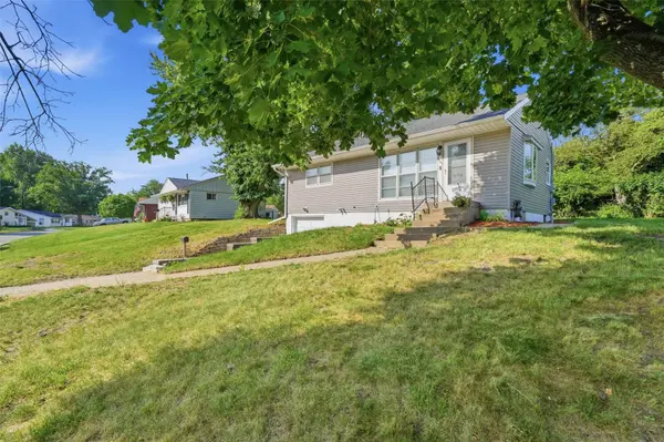 1101 38th ST SE, Cedar Rapids, IA 52403