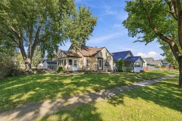 1070 H AVE NW, Cedar Rapids, IA 52405
