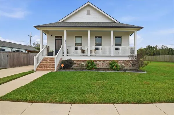 901 COUGAR DR, Arabi, LA 70032