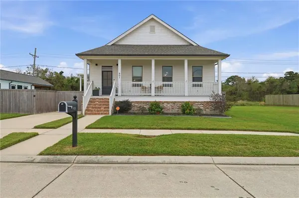 901 COUGAR DR, Arabi, LA 70032
