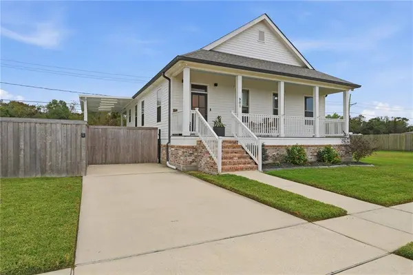 901 COUGAR DR, Arabi, LA 70032