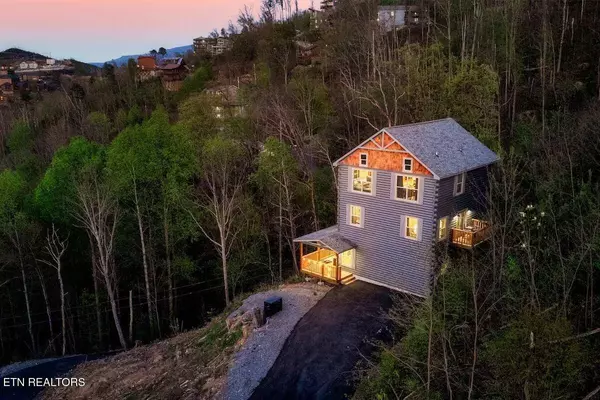 914 Crooked Ridge Rd, Gatlinburg, TN 37738