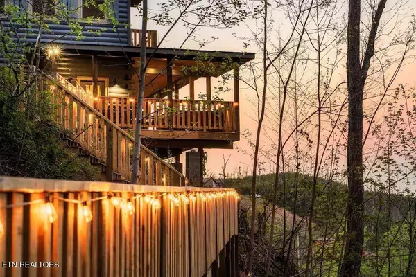 914 Crooked Ridge Rd, Gatlinburg, TN 37738