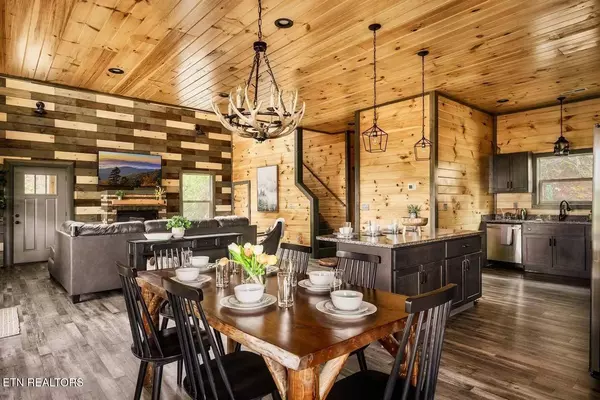 914 Crooked Ridge Rd, Gatlinburg, TN 37738