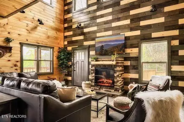 914 Crooked Ridge Rd, Gatlinburg, TN 37738