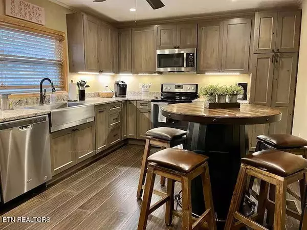 823 Foothills DR, Gatlinburg, TN 37738