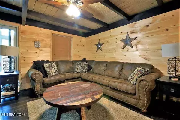 823 Foothills DR, Gatlinburg, TN 37738