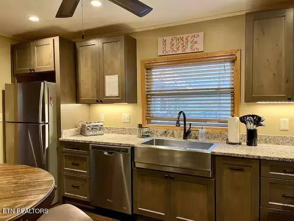 823 Foothills DR, Gatlinburg, TN 37738